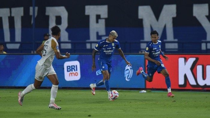 Ciro Alves (menggiring bola) di laga Persib Vs Dewa United di Stadion GBLA Bandung, Jumat (17/1/2025).