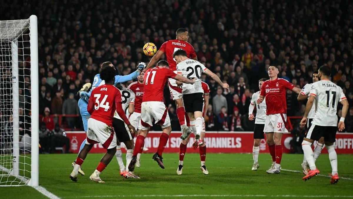 Liverpool dituding pakai cara curang saat sepak pojok melawan Nottingham. (Foto: AFP/PAUL ELLIS)