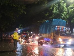 Hujan Lebat Bikin Ruas Pantura Pasuruan Tergenang, Lalu Lintas Merambat Hujan Lebat Bikin Ruas Pantura Pasuruan Tergenang, Lalu Lintas Merambat