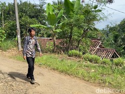 Tempuh Jarak 12 Km per Hari, Guru Honorer di Sukabumi Hanya Bergaji Rp200 Ribu