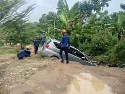 Mobil di Bogor Terperosok ke Parit karena Oleng Saat Parkir