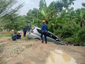 Mobil di Bogor Terperosok ke Parit karena Oleng Saat Parkir Mobil di Bogor Terperosok ke Parit karena Oleng Saat Parkir