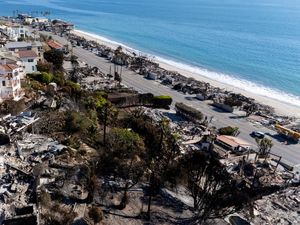 Foto Udara Malibu Porak Poranda Usai Dilalap Kebakaran Hutan Foto Udara Malibu Porak Poranda Usai Dilalap Kebakaran Hutan