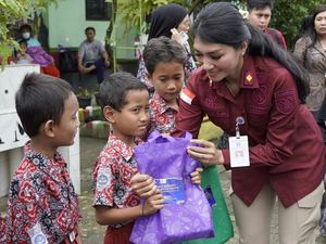 Peringati Hari Bhakti ke-75, Imigrasi Medan Bagi Makanan Bergizi Gratis ke SD