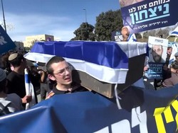 Video: Tolak Gencatan Senjata, Warga Israel Jejerkan Peti Mati di Jalan