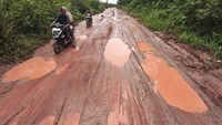 Potret Jalan Desa di Muaro Jambi Masih Tanah dan Rusak