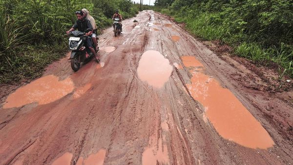 Potret Jalan Desa di Muaro Jambi Masih Tanah dan Rusak