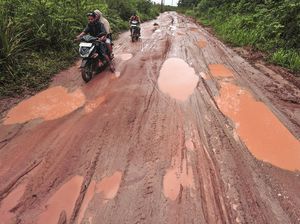 Potret Jalan Desa di Muaro Jambi Masih Tanah dan Rusak