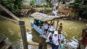 Melihat Jasa Penyeberangan Rp 2.000 di Kali Pesanggrahan