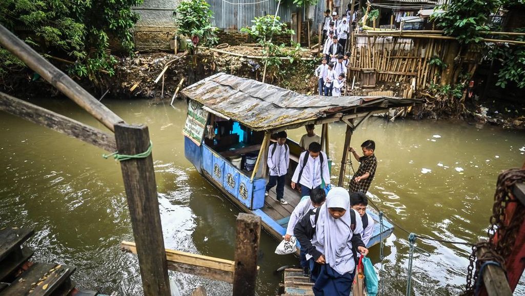 Melihat Jasa Penyeberangan Rp 2.000 di Kali Pesanggrahan Melihat Jasa Penyeberangan Rp 2.000 di Kali Pesanggrahan