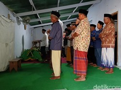 Duka Iringi Kedatangan Jenazah Korban Pembunuhan di Surabaya ke Lumajang