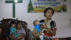 Melihat Kondisi Pengungsi Erupsi Gunung Ibu