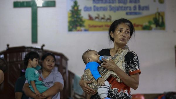 Melihat Kondisi Pengungsi Erupsi Gunung Ibu