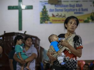 Melihat Kondisi Pengungsi Erupsi Gunung Ibu Melihat Kondisi Pengungsi Erupsi Gunung Ibu