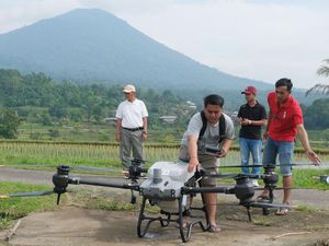 Petani di Bali Belajar Pakai Drone buat Bertani Petani di Bali Belajar Pakai Drone buat Bertani