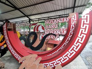 Mengintip Pembuatan Dekorasi Imlek di Surabaya