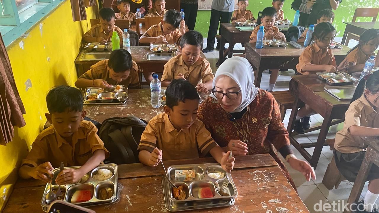 Menteri PPPA Arifah Choiri Fauzi saat memantau ke SDN 1 Subagan terkait dengan program makan bergizi gratis (MBG), Jumat (17/1/2025) (I Wayan Selamat Juniasa)