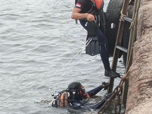 Cari Mobil Pensiunan TNI di Marunda, Tim SAR Menyelam Bawa Alat Khusus Cari Mobil Pensiunan TNI di Marunda, Tim SAR Menyelam Bawa Alat Khusus