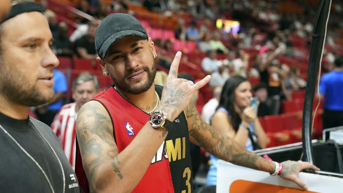 Soccer superstar Neymar attends an NBA basketball game between the Portland Trail Blazers and the Miami Heat, Friday, March 29, 2024, in Miami. (AP Photo/Jim Rassol)