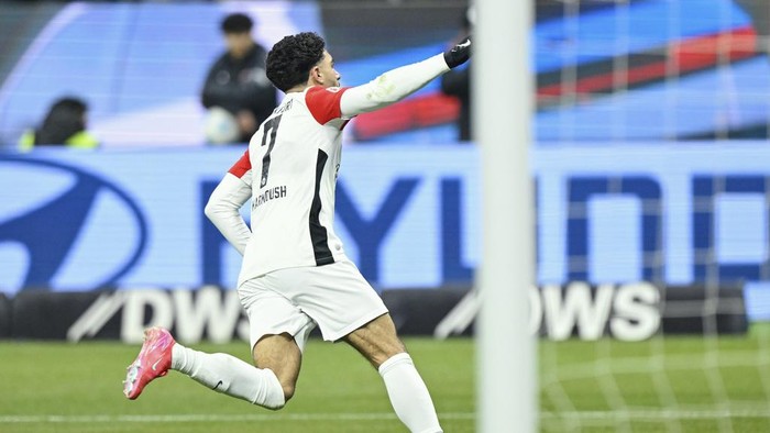 Frankfurts Omar Marmoush celebrates after scoring his sides second goal during the Bundesliga soccer match between Eintracht Frankfurt and SC Freiburg in Frankfurt, Germany, Tuesday, Jan. 14, 2025. (Uwe Anspach/dpa via AP)