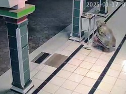 Aksi Ninja Bobol Kotak Amal Masjid di Bondowoso Terekam CCTV