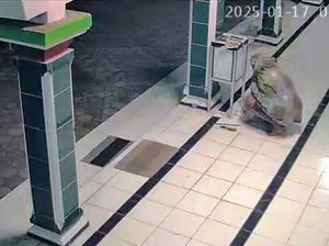 Aksi Ninja Bobol Kotak Amal Masjid di Bondowoso Terekam CCTV Aksi Ninja Bobol Kotak Amal Masjid di Bondowoso Terekam CCTV