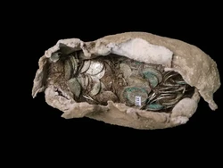 Ratusan Koin Perak Kuno Ungkap Sejarah Mengerikan Ribuan Tahun Lalu