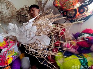 Jelang Imlek Perajin Barongsai di Sidoarjo, Kebanjiran Pesanan Jelang Imlek Perajin Barongsai di Sidoarjo, Kebanjiran Pesanan