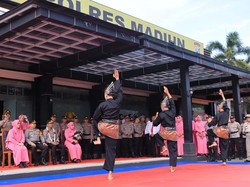 Aksi Pencak Silat Meriahkan Pisah Sambut Kapolres Madiun