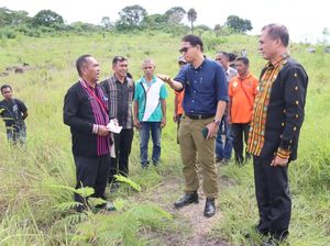 Andriko Cek Embung Deki di Nagekeo untuk Dukung Swasembada Pangan Prabowo Andriko Cek Embung Deki di Nagekeo untuk Dukung Swasembada Pangan Prabowo