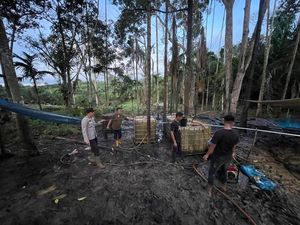 Eksploitasi Sumur Minyak Ilegal, Nelayan di Aceh Ditangkap Polisi Eksploitasi Sumur Minyak Ilegal, Nelayan di Aceh Ditangkap Polisi