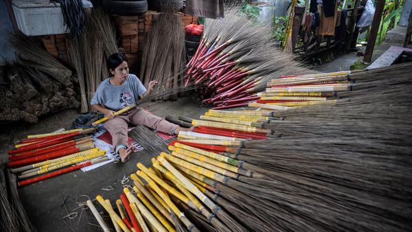 Punya Sapu Lidi? Begini Proses Pembuatannya