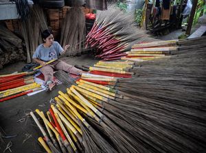 Punya Sapu Lidi? Begini Proses Pembuatannya