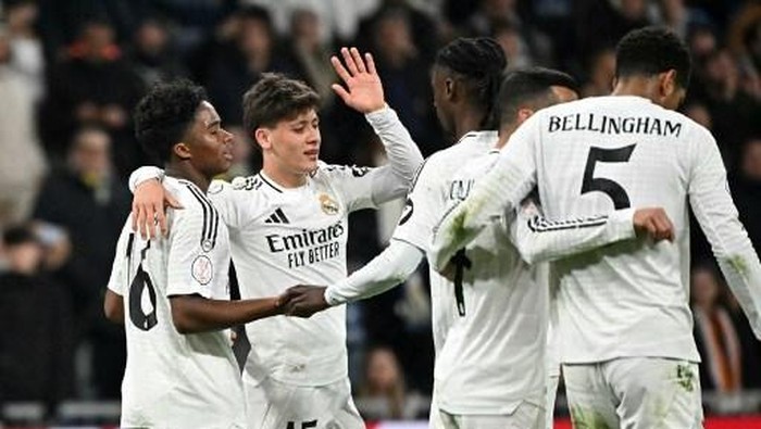 Real Madrids Brazilian forward #16 Endrick (L) celebrates scoring his teams fifth goal with teammates during the Spanish Copa del Rey (Kings Cup) last 16 first leg football match between Real Madrid CF and RC Celta de Vigo at the Santiago Bernabeu stadium in Madrid on January 16, 2025. (Photo by JAVIER SORIANO / AFP)