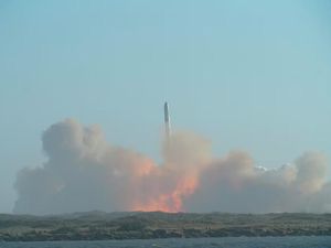 Roket SpaceX Meledak, Puluhan Penerbangan Dialihkan Roket SpaceX Meledak, Puluhan Penerbangan Dialihkan