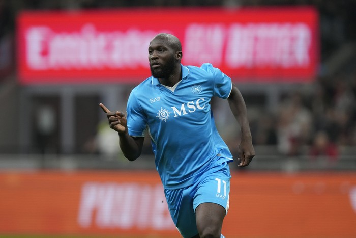 Napolis Romelu Lukaku celebrates after scoring his sides opening goal during the Serie A soccer match between AC Milan and Napoli at the San Siro stadium, in Milan, Italy, Tuesday, Oct. 29, 2024. (AP Photo/Luca Bruno)