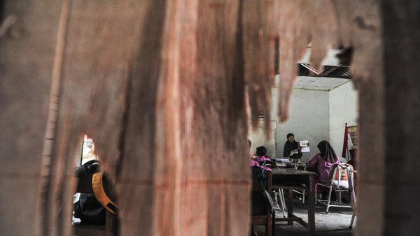 Miris! Siswa Harus Belajar di Ruang Kelas Rusak