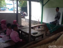 Miris, Siswa SDN Sampang Belajar di Parkiran gegara Atap Ambruk