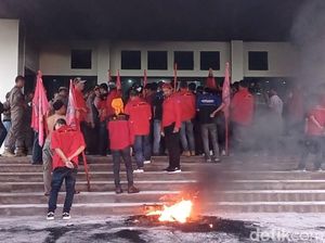 Massa Buruh Tasikmalaya Demo Protes Gagalnya Penetapan UMSK Massa Buruh Tasikmalaya Demo Protes Gagalnya Penetapan UMSK
