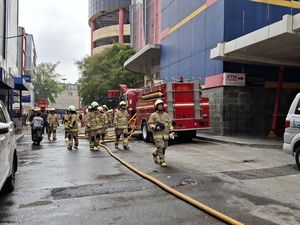 Proses Pendinginan Glodok Plaza Masih Berlangsung, Damkar Fokus di Lantai 8 Proses Pendinginan Glodok Plaza Masih Berlangsung, Damkar Fokus di Lantai 8
