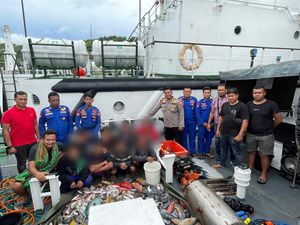 Tangkap Ikan Pakai Mesin Kompresor, Delapan Nelayan di Labuan Bajo Ditangkap Tangkap Ikan Pakai Mesin Kompresor, Delapan Nelayan di Labuan Bajo Ditangkap