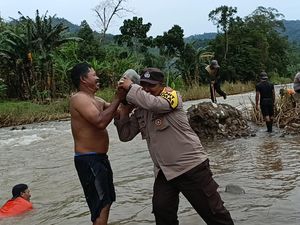 Warga Gotong Royong Bangun Jembatan Penghubung Kec Silo-Tempurejo Jember