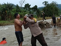 Warga Gotong Royong Bangun Jembatan Penghubung Kec Silo-Tempurejo Jember