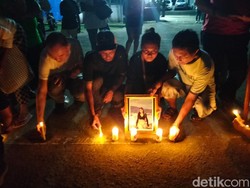 Keluarga Wanita Dibunuh Oknum TNI AL Bakar Lilin-Doa Bersama di Pomal Sorong