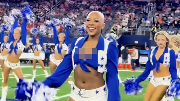 Foto Cheerleader yang Menginspirasi, Berani Tampil Botak Saat Menari di Publik