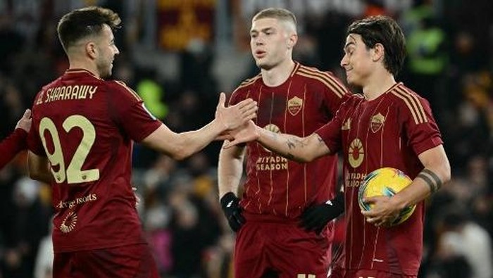 Romas Argentine forward #21 Paulo Dybala (R) celebrates Genoas Italian goalkeeper #01 Nicola Leali own goal with Romas Italian forward #92 Stephan El Shaarawy and Romas Ukrainian forward #11 Artem Dovbyk during the Italian Serie A football match between AS Roma and Genoa at the Olympic Stadium in Rome on January 17, 2025. (Photo by Filippo MONTEFORTE / AFP)