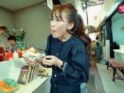 Ayu Ting Ting Jajan Roti Goreng hingga Cimol Keju di Blok M