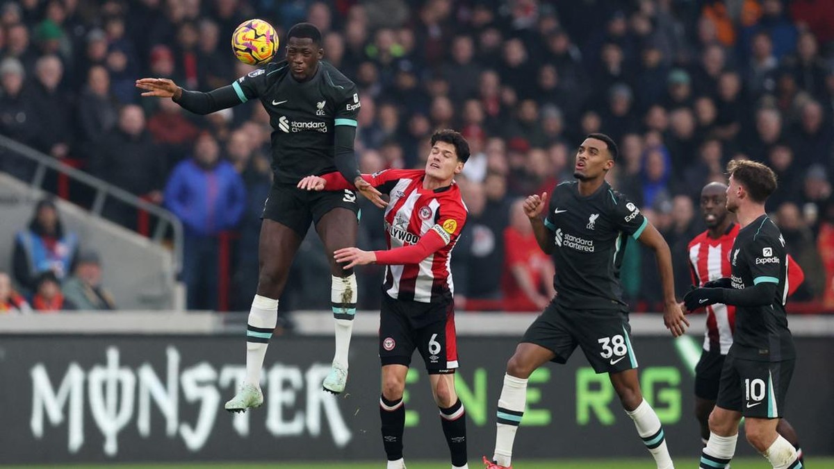 Meski dominan, Liverpool gagal menjebol gawang Brentford di babak pertama. Foto: REUTERS/Chris Radburn