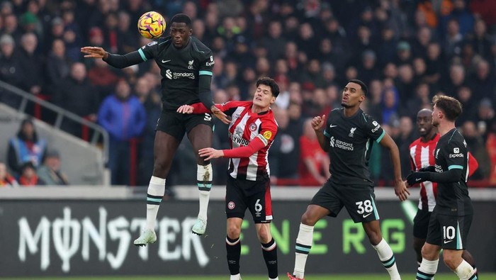 Soccer Football - Premier League - Brentford v Liverpool - GTech Community Stadium, London, Britain - January 18, 2025 Liverpools Ibrahima Konate in action with Brentfords Christian Norgaard REUTERS/Chris Radburn EDITORIAL USE ONLY. NO USE WITH UNAUTHORIZED AUDIO, VIDEO, DATA, FIXTURE LISTS, CLUB/LEAGUE LOGOS OR LIVE SERVICES. ONLINE IN-MATCH USE LIMITED TO 120 IMAGES, NO VIDEO EMULATION. NO USE IN BETTING, GAMES OR SINGLE CLUB/LEAGUE/PLAYER PUBLICATIONS. PLEASE CONTACT YOUR ACCOUNT REPRESENTATIVE FOR FURTHER DETAILS..