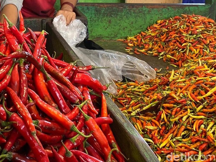 Cabai di Salah Satu Pasar di Surabaya Pedagang menyediakan Cabai yang Harganya Masih Pedas pedagang
